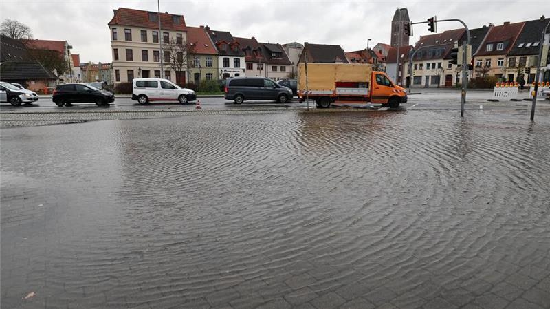 Hochwasser überschwemmt eine Kreuzung in der Hansestadt Wismar. 