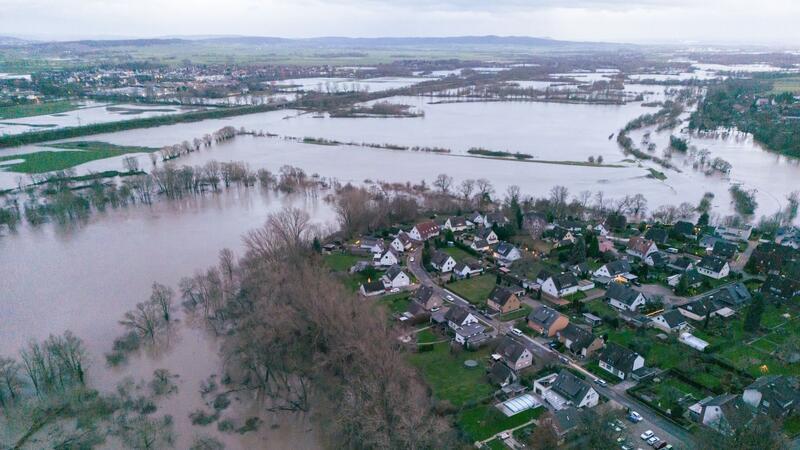 Hochwasserlage: Kampf gegen Überflutung und Aufatmen Hochwasser umfließt die Ortschaft Ruthe im Landkreis Hildesheim.
