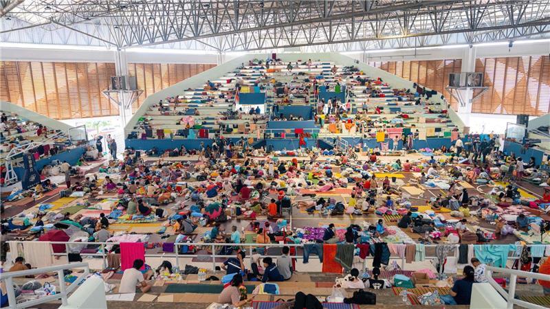 Hochwasserkatastrophe - Evakuierungszentrum in Thailand 