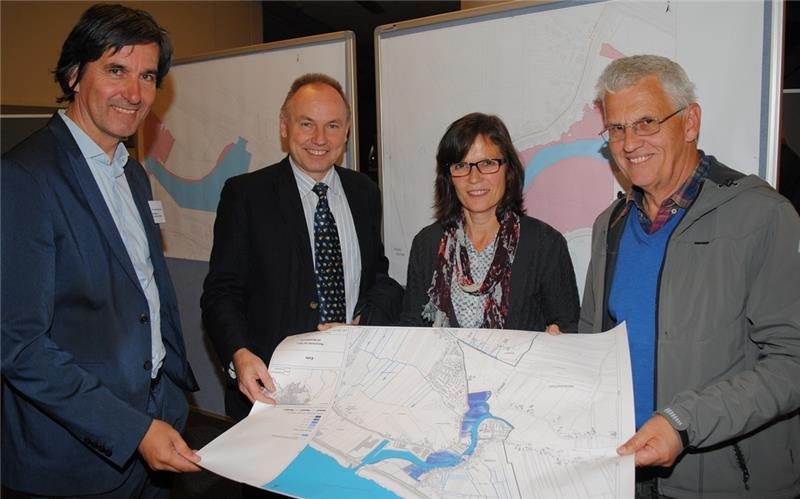 Hochwasserschutz kennt keine Grenzen: Olaf Simon von der Behörde für Umwelt und Energie, Staatsrat Michael Pollmann, Gudrun Schittek (Cranz) und Rainer Podbielski von der Interessengemeinschaft Este aus Jork (von links) b ei der Vorstellung
