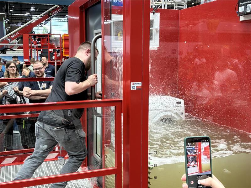 Auf Mission in Hannover: Buxtehuder Wasserretter rüsten sich Hochwassersimulator bei der Interschutz Messe in Hannover.