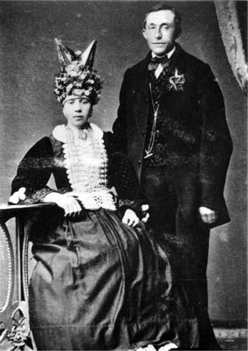 Hochzeit um 1866 in Ladekop. Die Braut trägt zur kirchlichen Trauung Schwarz, den Flunkkranz und den „Sölbern Boss‘n“. Der Bräutigam trägt bereits keine Tracht mehr.