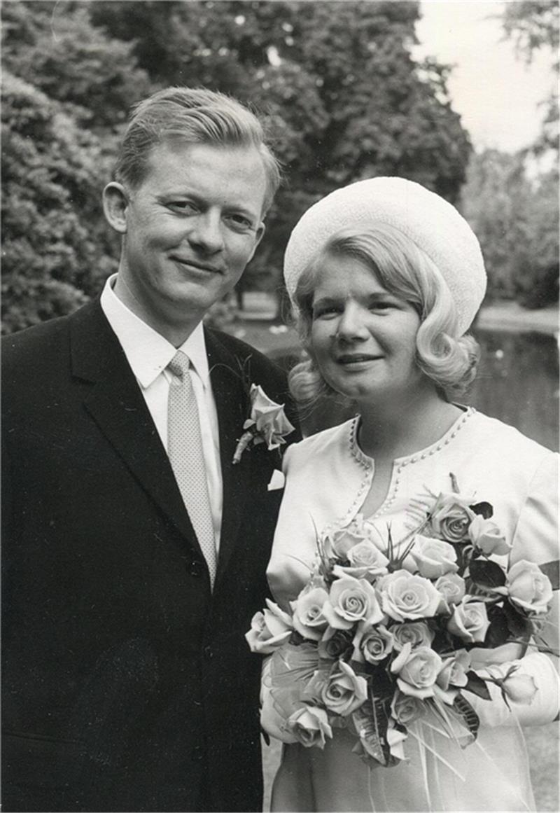 Vom „Altländer Jungen" und dem zersplitterten Holzgewehr Hochzeitsfoto des Deutschen und der Holländerin: Peter und Frederika Schwenkenberg heirateten 1967.