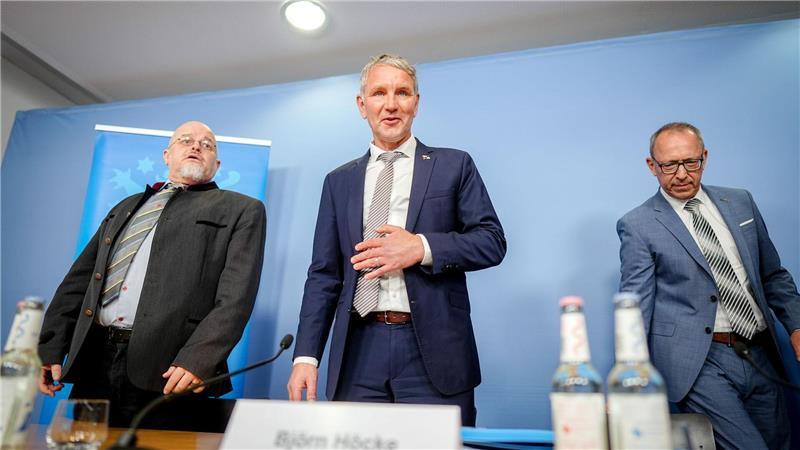 Höcke und Urban legen Gutachten gegen Beobachtung vor Höcke sieht Gutachten auch als wichtig für Rechtsstreit der Bundes-AfD.