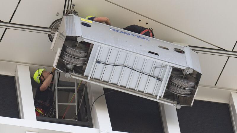 Höhenretter der Feuerwehr Frankfurt befreien den Mann aus einer Fensterputzergondel.