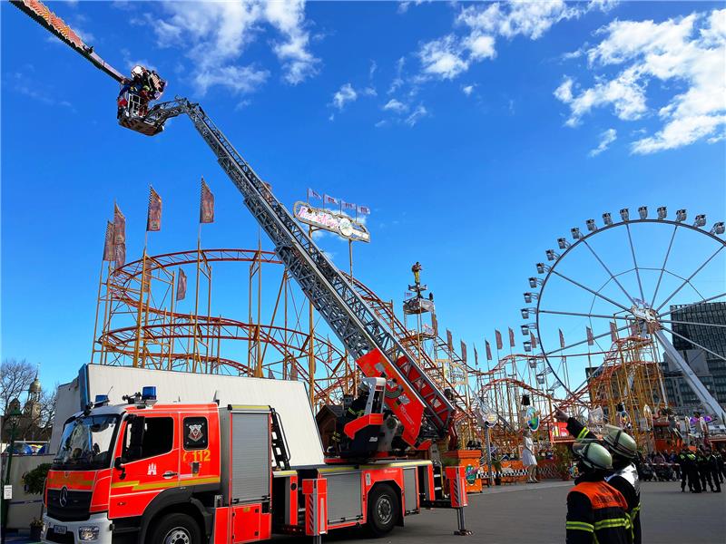 Dom: Fahrgäste aus Gondel gerettet - „Jekyll und Hyde“ hat Getriebeschaden Höhenretter der Feuerwehr retten auf dem Hamburger Frühlingsdom nach einem Stromausfall insgesamt sechs Menschen aus einem Fahrgeschäft. Foto: Thomas Müller/dpa