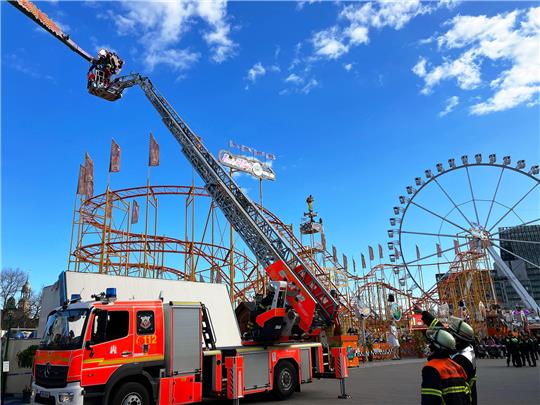 Höhenretter der Feuerwehr retten auf dem Hamburger Frühlingsdom nach einem Stromausfall insgesamt sechs Menschen aus einem Fahrgeschäft. Foto: Thomas Müller/dpa