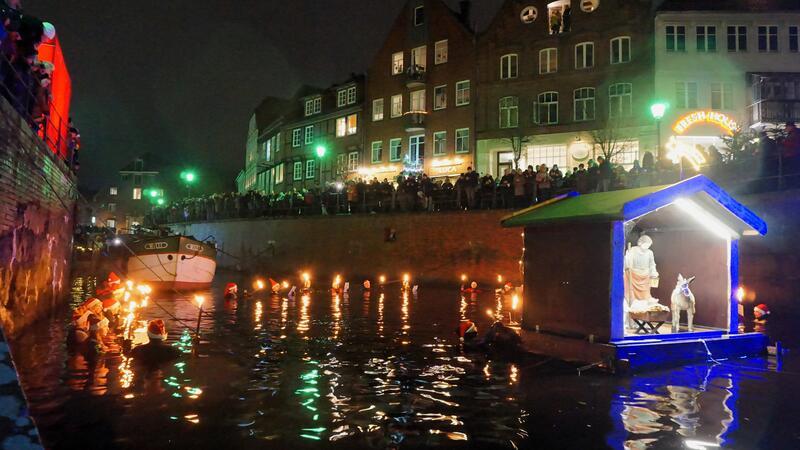 Mit Höhen und Tiefen: So lief der Weihnachtsmarkt in Stade dieses Jahr Höhepunkt in der Adventszeit: Die DLRG-Fackelschwimmer steigen ins Becken des Alten Hafens und singen Weihnachtslieder. Das Spektakel zieht Hunderte Schaulustige an.