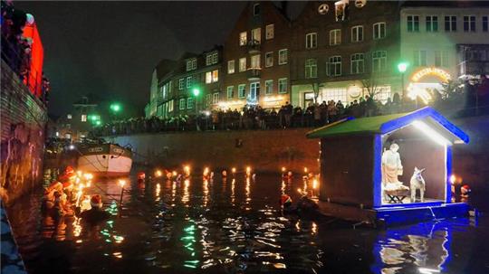 Höhepunkt in der Adventszeit: Die DLRG-Fackelschwimmer steigen ins Becken des Alten Hafens und singen Weihnachtslieder. Das Spektakel zieht Hunderte Schaulustige an.