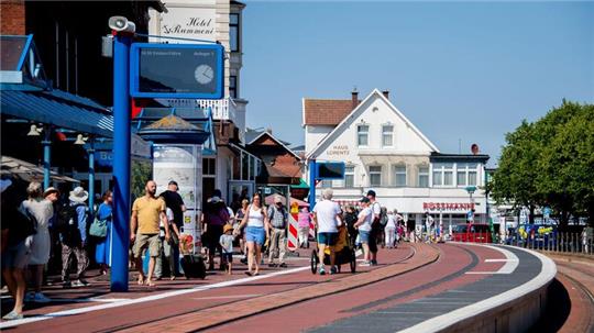 Höhere Bahnsteige sollen Reisenden auf der ostfriesischen Urlaubsinsel Borkum das Ein- und Aussteigen in die Kleinbahn erleichtern.