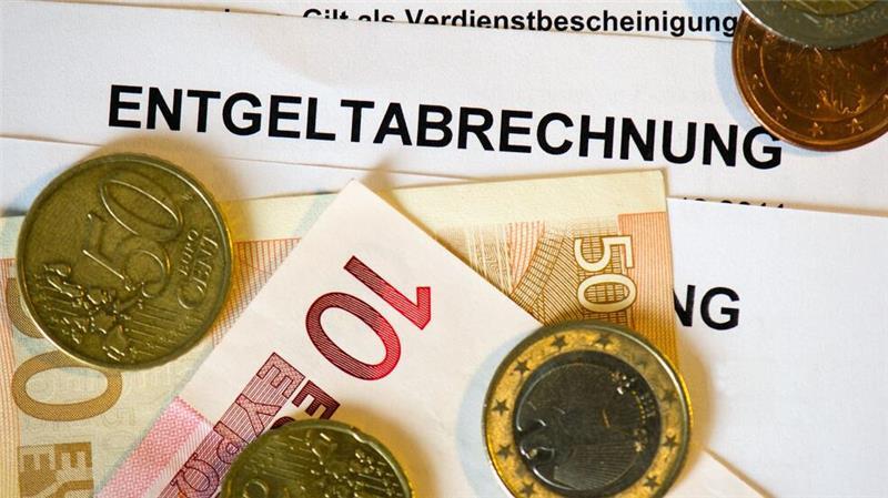 Höhere Krankenkassen- und Pflegebeiträge sorgen für weniger Netto vom Brutto. (Illustration)