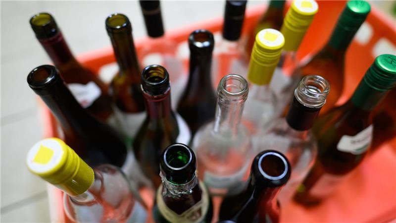Suchtbericht: Deutschland hat ein Alkohol- und Tabakproblem Höhere Preise könnten den Alkohol-Konsum laut Experten senken. (Symbolbild)
