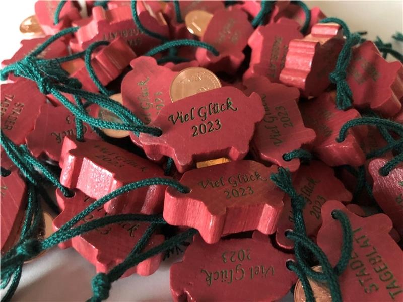 Hier werden Silvester die Glücksschweine verkauft Hölzern, rosa und sehr beliebt: die TAGEBLATT-Glücksschweine mit dem Cent im Rücken. Foto: Strüning