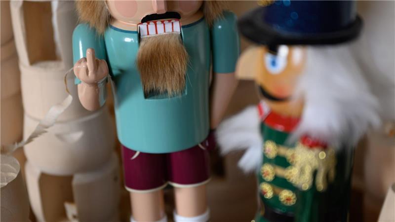 Hölzerner Rebell: Der erzgebirgische Nussknacker zeigt Billigkopien aus Fernost den Stinkefinger. 