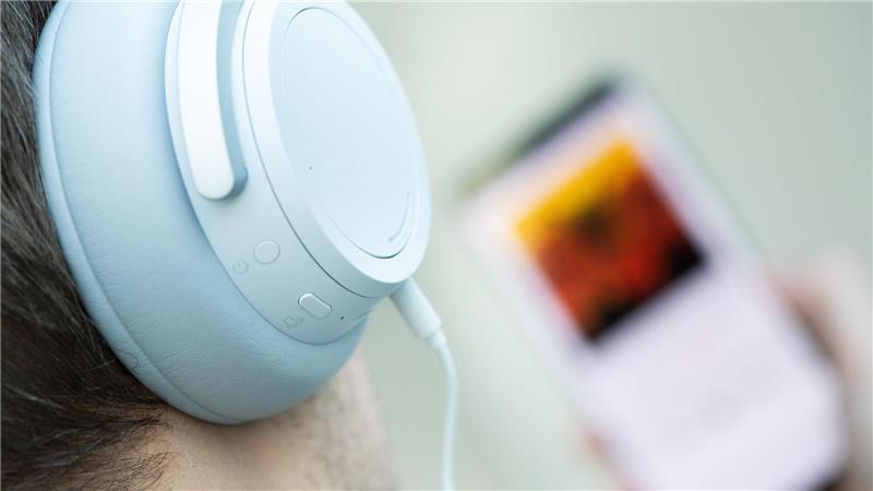 Mensch oder Maschine? Verwirrung um KI-Band auf Spotify Höre ich da KI-generierte Musik? Diese Frage dürften sich manche Streaming-Hörer künftig häufiger stellen. (Symbolbild)