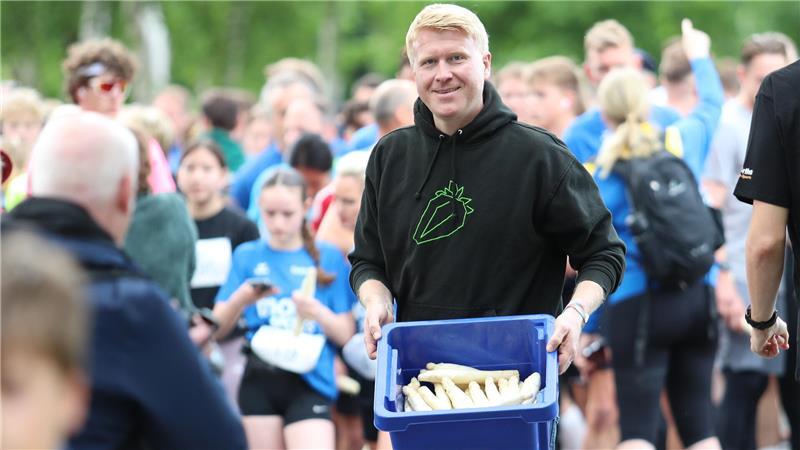 Hofchef Christoph Werner hat Stress. Erst verteilt er die Staffelstäbe, dann gibt er mit der Pistole den Startschuss. Später schnürt er sogar noch die Laufschuhe.