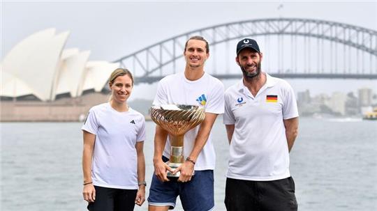 Hoffen auf ein erfolgreiches Jahr: Angelique Kerber (l-r) und Alexander Zverev neben Torben Beltz, Kapitän des Teams Deutschland beim United Cup.