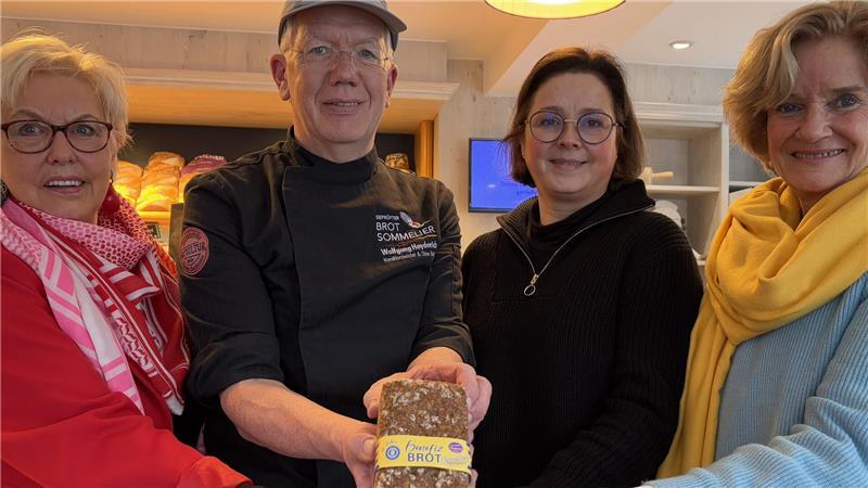 Hoffen auf einen guten Verkaufserlös: Elke Kessel (links) und Sabine von der Decken (rechts) vom Inner Wheel Club sowie Wolfgang Heyderich und Christine Thom-Forde von Flügelchen Nester.