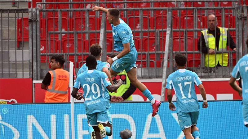 Bundesliga-Debüt von ten Hag für Leverkusen missglückt Hoffenheim jubelt über das Tor zum 2:1.