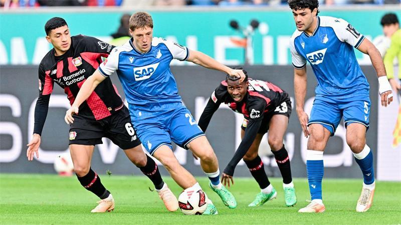 Leverkusen gestoppt: Kramaric erzielt 1.000. Ligator der TSG Hoffenheims Alexander Prass wurde am Ball unter Druck gesetzt.