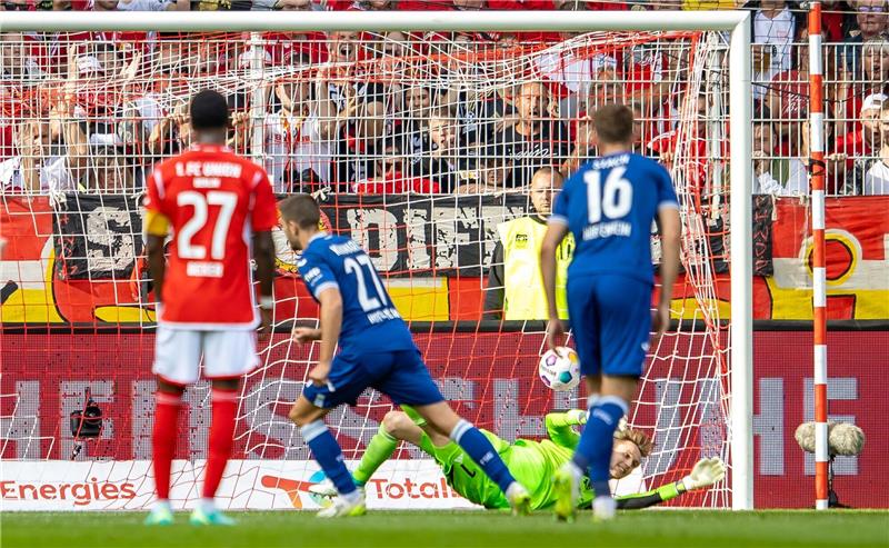 Bonucci patzt bei Bundesliga-Debüt für Union: Geht so nicht Hoffenheims Andrej Kramaric (2.v.l) verwandelt den Strafstoß zum 1:0.