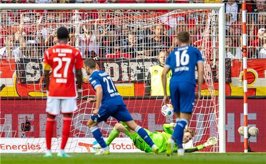Hoffenheims Andrej Kramaric (2.v.l) verwandelt den Strafstoß zum 1:0.