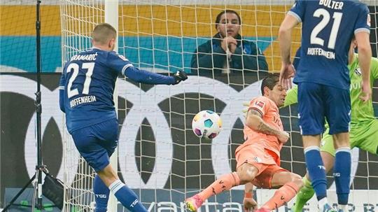 Hoffenheims Andrej Kramaric (l) schießt das Tor zum 2:0.