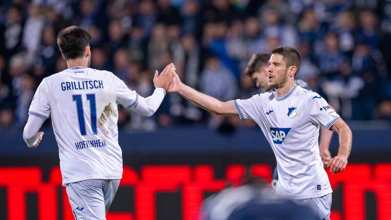 Hoffenheims Andrej Kramaric (r) jubelt nach seinem Tor zum 3:1 mit Teamkollege Florian Grillitsch.