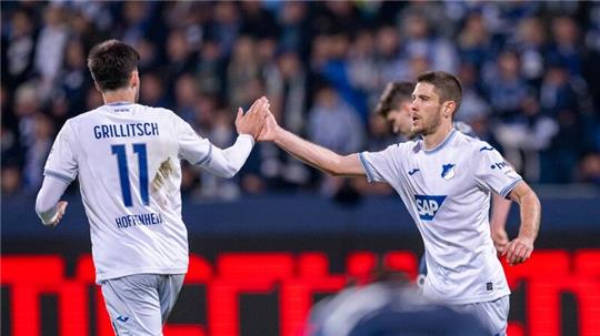 Hoffenheims Andrej Kramaric (r) jubelt nach seinem Tor zum 3:1 mit Teamkollege Florian Grillitsch.