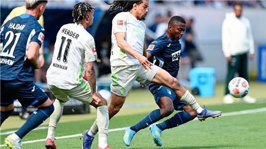 Hoffenheims Bazoumana Touré (r.) macht Druck gegen Werder. 