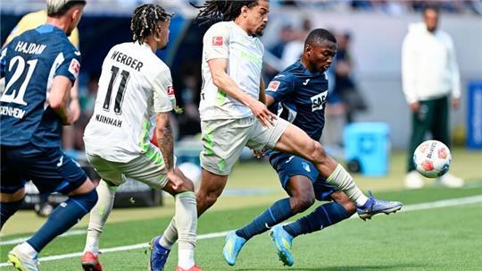 Hoffenheims Bazoumana Touré (r.) macht Druck gegen Werder.