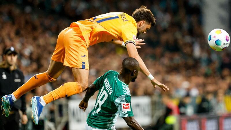 Für schnelles Werder-Comeback: Keita sagt Länderspiele ab Hoffenheims Florian Grillitsch (l) und Bremens Naby Keita kämpfen um den Ball.