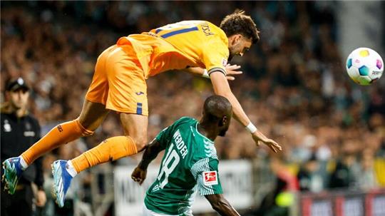 Hoffenheims Florian Grillitsch (l) und Bremens Naby Keita kämpfen um den Ball.