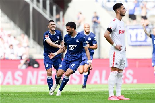 Hoffenheims Florian Grillitsch (r) und Andrej Kramaric bejubeln das Tor zur 2:0-Führung.