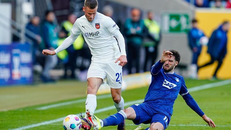 Wieder ein Remis: Heidenheim ärgert auch Hoffenheim Hoffenheims Florian Grillitsch (r) versucht Heidenheims Adrian Beck vom Ball zu trennen.