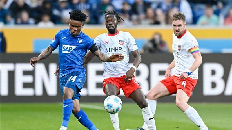 Hoffenheims Gift Orban (l) vergab in der ersten Hälfte gegen Heidenheim die Riesenchance zum 2:0
