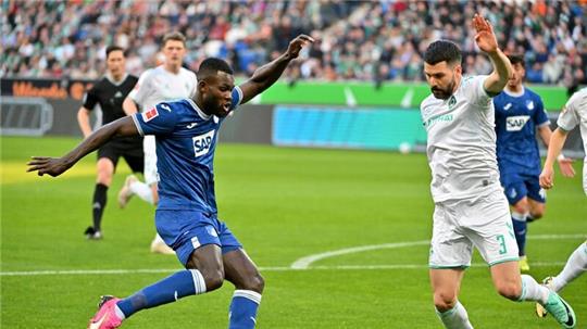 Hoffenheims Ihlas Bebou (l) im Zweikampf mit Anthony Jung von Werder Bremen.