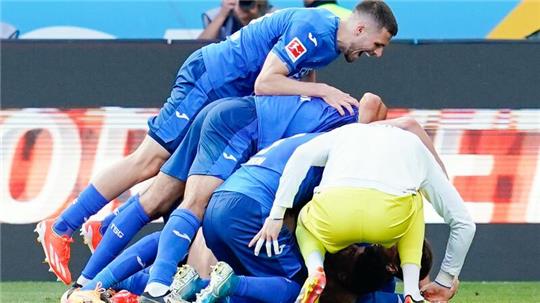 Hoffenheims Mannschaft jubelt über das Tor zum 4:2 gegen den FC Bayern München.