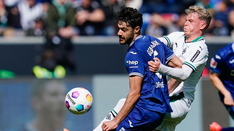 Gladbachs Dreifach-Torschütze Hack: „Nach unten schauen“ Hoffenheims Ozan Kabak (l) und Gladbachs Robin Hack kämpfen um den Ball.