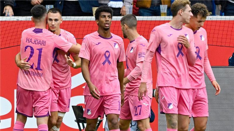 Heimsieg in Pink und mit Schleife: Hoffenheim beendet Misere Hoffenheims Tim Lemperle (2.v.l.) darf sich gratulieren lassen.
