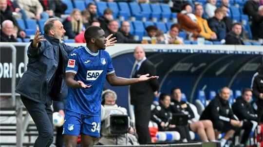 Hoffenheims Trainer Pellegrino Matarazzo (l) und sein Team konnten zuhause erneut nicht gewinnen.