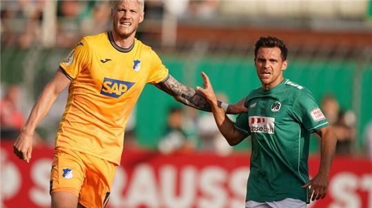 Hoffenheims Wout Weghorst (l) und Lübecks Mirko Boland kämpfen um den Ball.
