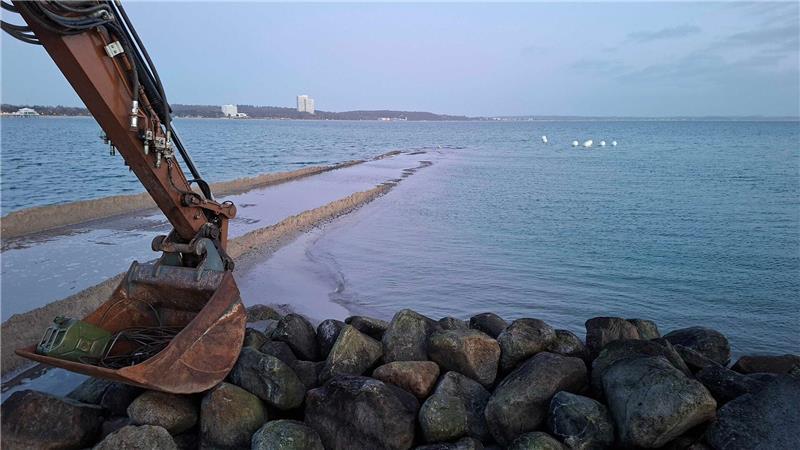 Hoffnung auf Rettung: Vor Timmendorfer Strand ist der zuvor gestrandete Buckelwal am frühen Morgen nicht mehr an der Sandband zu sehen.