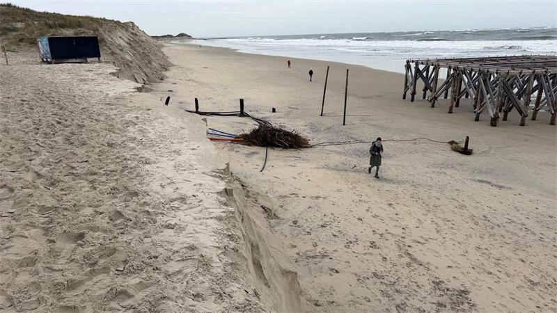 „Gewaltiges Loch“ – Sturmfluten spülen Nordsee-Strände weg Hohe Abbruchkanten sind für Spaziergänger gefährlich.