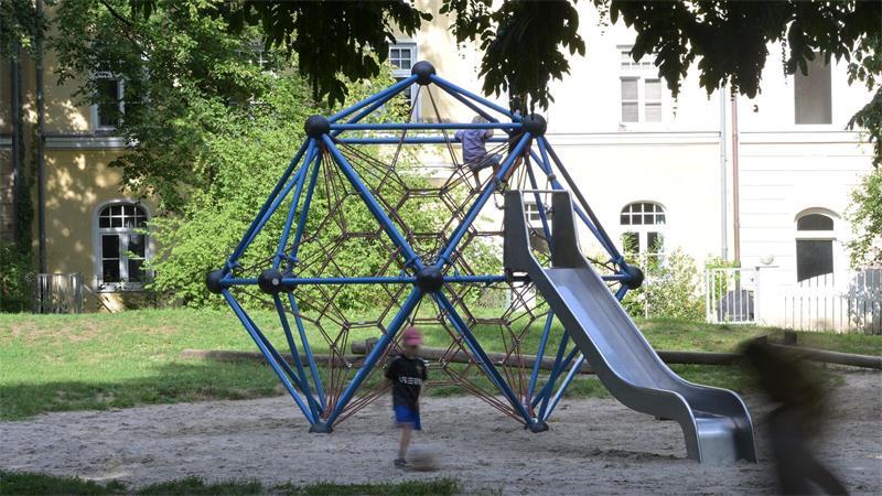 Bäume statt Beton - wie Spielplätze hitzefest werden Hohe Bäume spenden Schatten und kühlen über Verdunstung die Umgebung.