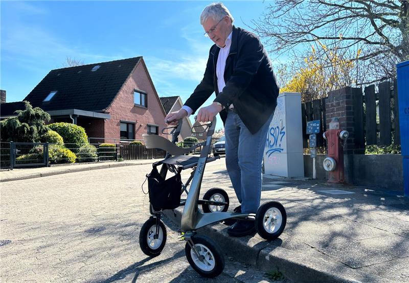 Hohe Bordsteine stellen Menschen mit Gehhilfen, Rollstühlen oder Kinderwagen vor immense Probleme.