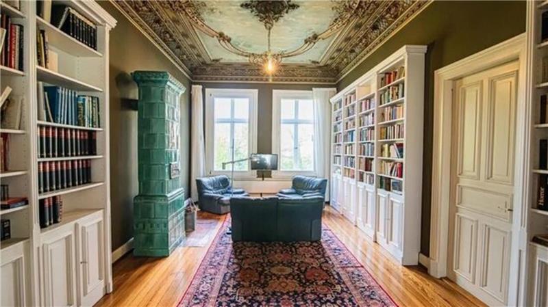 Blick in die Bibliothek der Villa Bulle an der Südersteinstraße in Cuxhaven. 