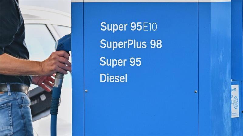 Hohe Energiepreise, zum Beispiel für Kraftstoffe, belasten seit Monaten die Kassen der privaten Haushalte in Deutschland. (Archivbild)