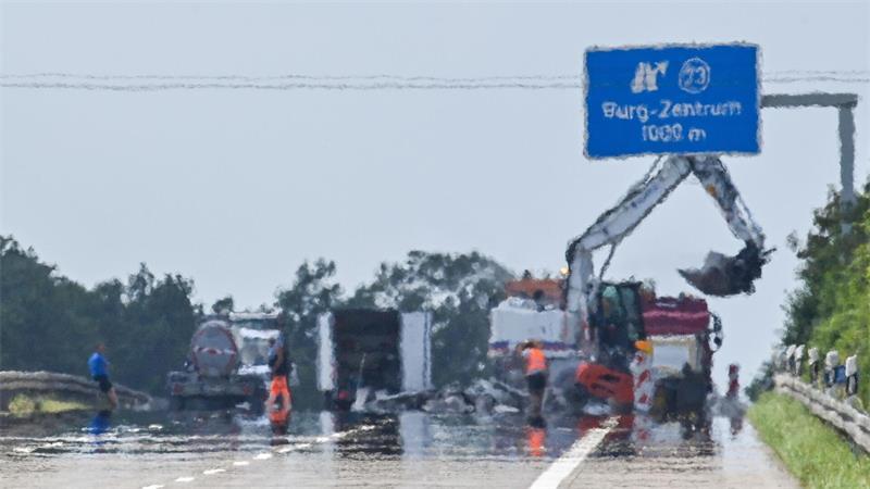 Hohe Temperaturen können auf Autobahnen zu gefährlichen Fahrbahnschäden führen – zuletzt war das etwa auf der A2 der Fall.