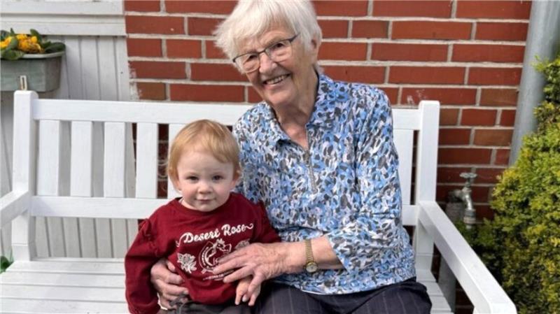 „Im Herzen sind wir eins“: Zwei Geest-Dörfer feiern das Dorfleben Hohenhausens älteste Einwohnerin Johanne Rehfinger (95) mit der jüngsten Amira Werner (eineinhalb).